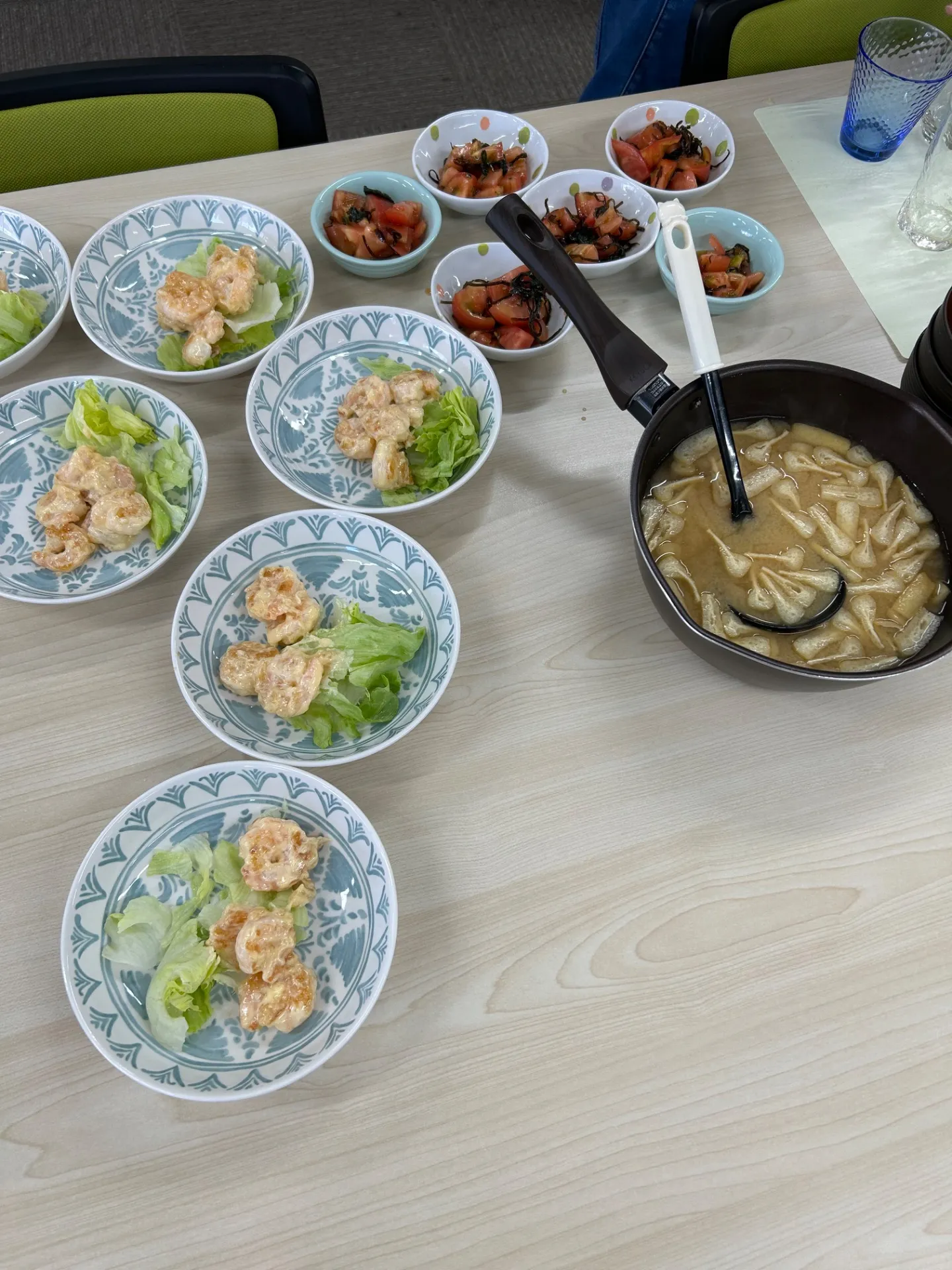 ぷりぷり食感が人気！エビマヨランチ