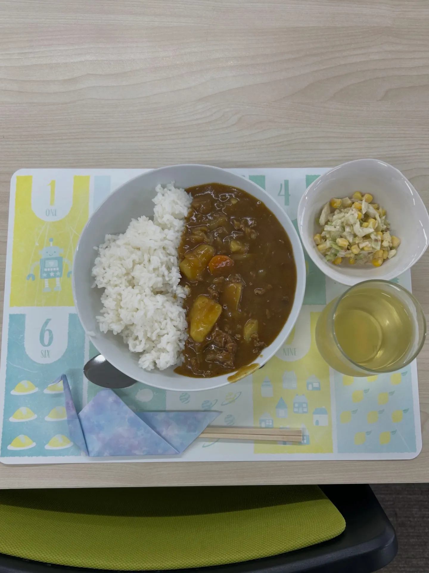 本日のランチ：手作りカレー＆コールスローサラダ