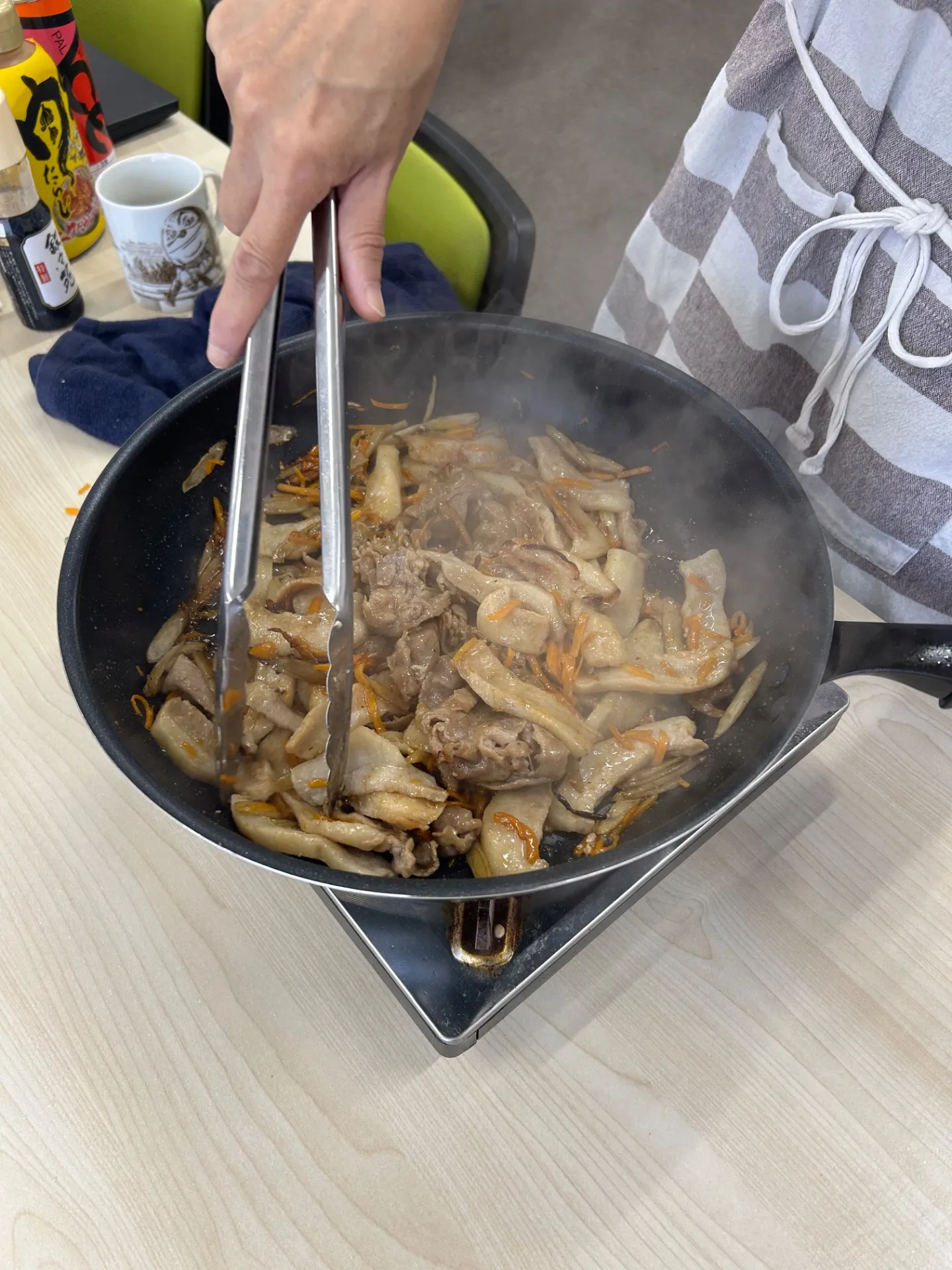 本日のランチ豚肉とごぼうの炒め物